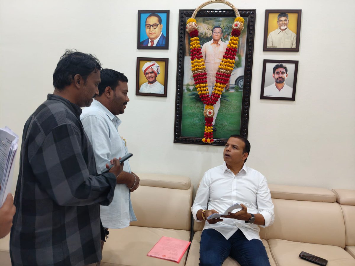 GaliBhanuTDP's tweet image. ఈరోజు నగరి నియోజకవర్గం నుండి వచ్చిన ప్రజలు, కార్యకర్తలు, నాయకును కలిసి వారి నుండి విజ్ఞప్తులు స్వీకరించి, సమస్యల పరిష్కారానికి చర్యలు చేపట్టాలని సంబంధిత అధికారులను ఆదేశించిన నగరి ఎమ్మెల్యే గాలి భాను ప్రకాష్ గారు

#AdminPost
#GaliBhanuPrakash
#GaliBhanuForNagari