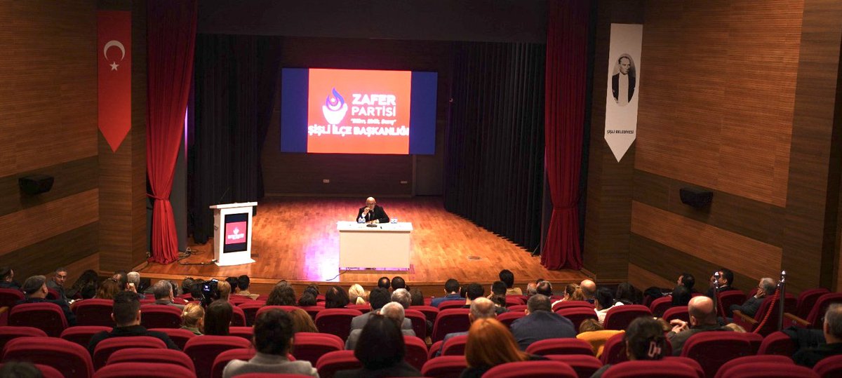 GEBETETV's tweet photo. 💥 ZAFER PARTİSİNDEN 
       DİKKAT ÇEKEN KONFERANS:

“ SİYASAL İSLAM ve
ALLAH İLE ALDATMA SİYASETİ ”

Zafer Partisi Şişli İlçe Başkanlığı,
Dr. Mustafa Tahir ÖZTÜRK’ün sunumuyla 
sıradışı bir etkinlik gerçekleştirdi. 

Siyasal İslam üzerinden Allah ile Aldatma yaparak yürütülen politikanın, ülkeye, insanlara ve geleceğe zararlarının nasıl olduğunun ve daha her alanda daha ferah ve daha yaşanılabilir bir Türkiyeye nasıl ulaşılabileceğinin anlatıldığı konferans,
Zafer Partisi yöneticileri başta olmak üzere, Çeşitli Siyasi Partilerin Yöneticileri, STK’lar, Dernekler  ve çok sayıda Vatandaşın yoğun ilgi gösterdiği bu konferans, içeriğiyle geniş yankı uyandırdı. 
@umitozdag  - @zaferpartisi 
@ZPSisli  - @KerimSDemir