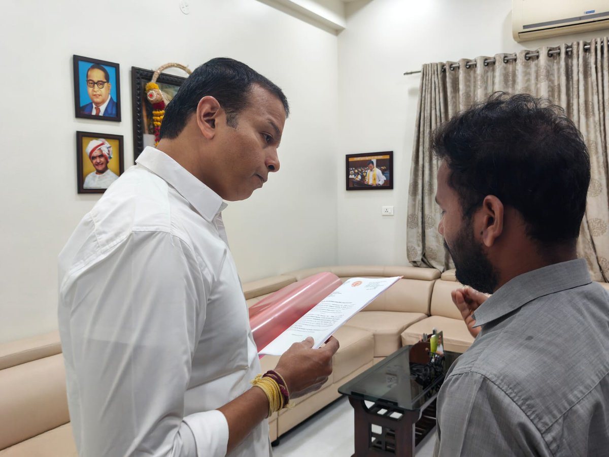 GaliBhanuTDP's tweet image. ఈరోజు నగరి నియోజకవర్గం నుండి వచ్చిన ప్రజలు, కార్యకర్తలు, నాయకును కలిసి వారి నుండి విజ్ఞప్తులు స్వీకరించి, సమస్యల పరిష్కారానికి చర్యలు చేపట్టాలని సంబంధిత అధికారులను ఆదేశించిన నగరి ఎమ్మెల్యే గాలి భాను ప్రకాష్ గారు

#AdminPost
#GaliBhanuPrakash
#GaliBhanuForNagari