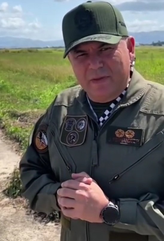 Arr3ch0's tweet image. La formación generalmente lleva el sobrenombre del piloto más experimentado que va al frente de la misma, en éste caso según la comunicación por radio, se trata del GD Jesús Alberto Fernández Peñaloza, comandante de la Base Aérea El Libertador