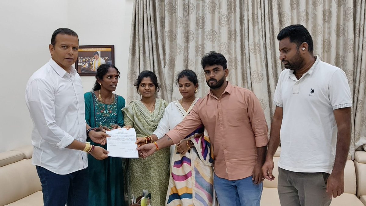 GaliBhanuTDP's tweet image. ఈరోజు నగరి నియోజకవర్గం నుండి వచ్చిన ప్రజలు, కార్యకర్తలు, నాయకును కలిసి వారి నుండి విజ్ఞప్తులు స్వీకరించి, సమస్యల పరిష్కారానికి చర్యలు చేపట్టాలని సంబంధిత అధికారులను ఆదేశించిన నగరి ఎమ్మెల్యే గాలి భాను ప్రకాష్ గారు

#AdminPost
#GaliBhanuPrakash
#GaliBhanuForNagari