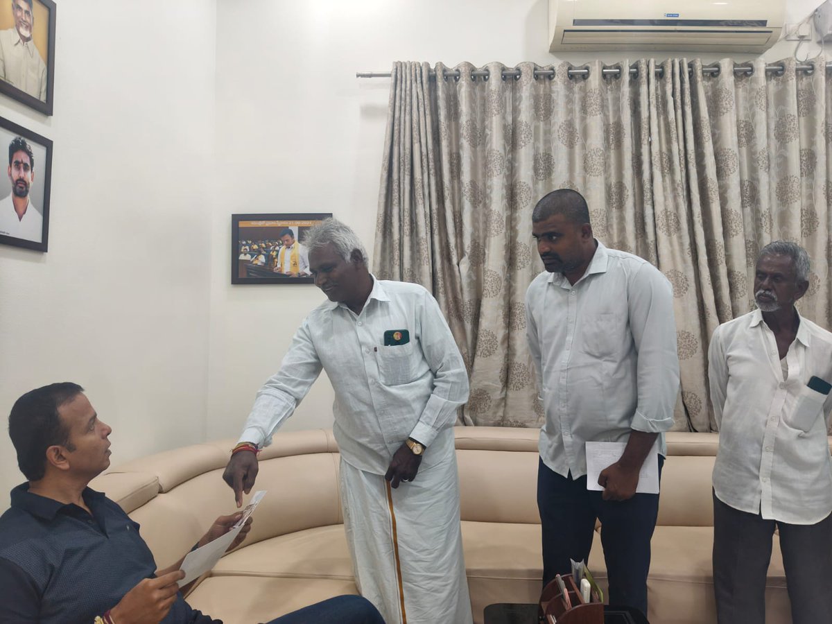 GaliBhanuTDP's tweet image. ఈరోజు నగరి నియోజకవర్గం నుండి వచ్చిన ప్రజలు, కార్యకర్తలు, నాయకును కలిసి వారి నుండి విజ్ఞప్తులు స్వీకరించి, సమస్యల పరిష్కారానికి చర్యలు చేపట్టాలని సంబంధిత అధికారులను ఆదేశించిన నగరి ఎమ్మెల్యే గాలి భాను ప్రకాష్ గారు

#AdminPost
#GaliBhanuPrakash
#GaliBhanuForNagari