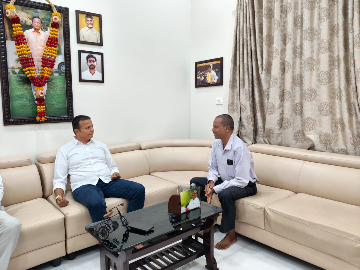 GaliBhanuTDP's tweet image. ఈరోజు నగరి నియోజకవర్గం నుండి వచ్చిన ప్రజలు, కార్యకర్తలు, నాయకును కలిసి వారి నుండి విజ్ఞప్తులు స్వీకరించి, సమస్యల పరిష్కారానికి చర్యలు చేపట్టాలని సంబంధిత అధికారులను ఆదేశించిన నగరి ఎమ్మెల్యే గాలి భాను ప్రకాష్ గారు

#AdminPost
#GaliBhanuPrakash
#GaliBhanuForNagari