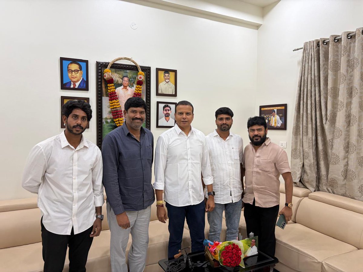 GaliBhanuTDP's tweet image. ఈరోజు నగరి నియోజకవర్గం నుండి వచ్చిన ప్రజలు, కార్యకర్తలు, నాయకును కలిసి వారి నుండి విజ్ఞప్తులు స్వీకరించి, సమస్యల పరిష్కారానికి చర్యలు చేపట్టాలని సంబంధిత అధికారులను ఆదేశించిన నగరి ఎమ్మెల్యే గాలి భాను ప్రకాష్ గారు

#AdminPost
#GaliBhanuPrakash
#GaliBhanuForNagari