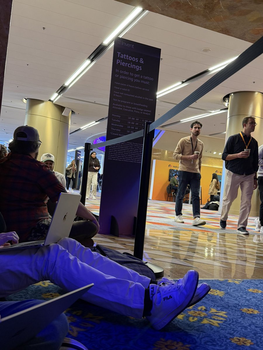 Scarlet_Suns's tweet image. Hmmm 🤔 #AWSreInvent