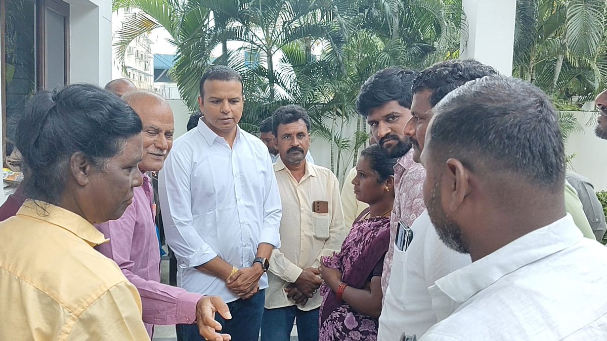 GaliBhanuTDP's tweet image. ఈరోజు నగరి నియోజకవర్గం నుండి వచ్చిన ప్రజలు, కార్యకర్తలు, నాయకును కలిసి వారి నుండి విజ్ఞప్తులు స్వీకరించి, సమస్యల పరిష్కారానికి చర్యలు చేపట్టాలని సంబంధిత అధికారులను ఆదేశించిన నగరి ఎమ్మెల్యే గాలి భాను ప్రకాష్ గారు

#AdminPost
#GaliBhanuPrakash
#GaliBhanuForNagari