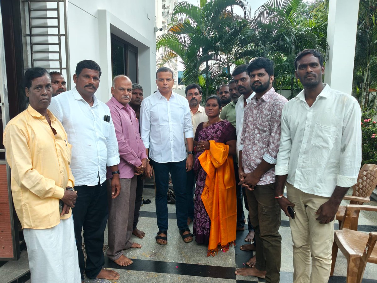 GaliBhanuTDP's tweet image. ఈరోజు నగరి నియోజకవర్గం నుండి వచ్చిన ప్రజలు, కార్యకర్తలు, నాయకును కలిసి వారి నుండి విజ్ఞప్తులు స్వీకరించి, సమస్యల పరిష్కారానికి చర్యలు చేపట్టాలని సంబంధిత అధికారులను ఆదేశించిన నగరి ఎమ్మెల్యే గాలి భాను ప్రకాష్ గారు

#AdminPost
#GaliBhanuPrakash
#GaliBhanuForNagari