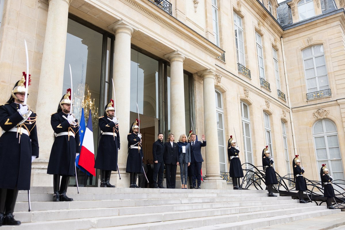 ZelenskyyUa's tweet image. Важливий день у Парижі. Вдячні Емманюелю Макрону за підтримку та сильну позицію.
І вдячні першій леді Франції Бріжит Макрон за повсякчасну залученість у численні гуманітарні проєкти для українців – як у Франції, так і в Україні.