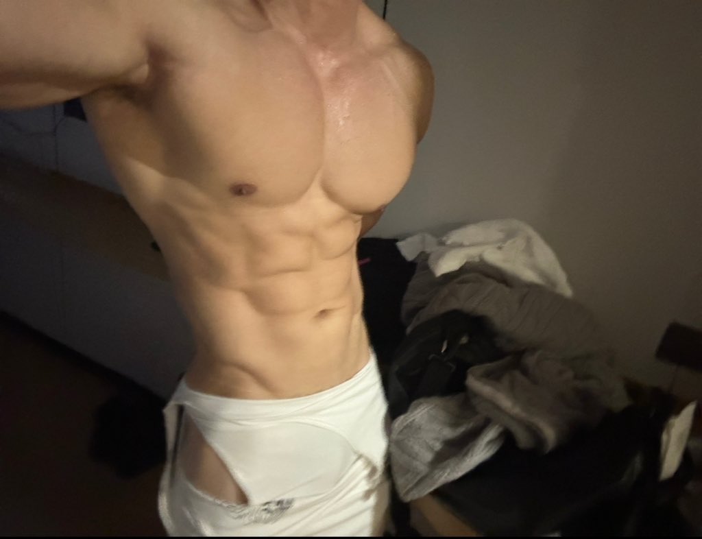 MusclePos's tweet image. 晚安上海😪