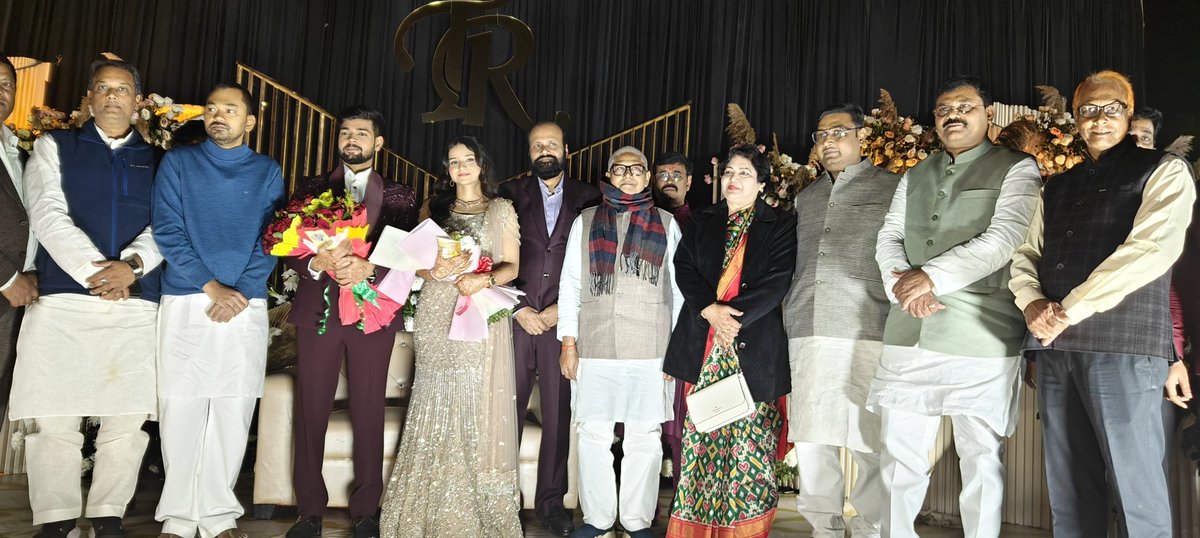 JDUUmeshSingh's tweet image. पटना–बख्तियारपुर NH स्थित छपाक रिजॉर्ट में जलालपुर सिटी के श्री कमलेश कुमार सिंह जी के पुत्र के सगाई समारोह में सम्मिलित होकर भावी वर–वधू को उज्ज्वल एवं मंगलमय भविष्य की हार्दिक शुभकामनाएँ प्रेषित कीं।