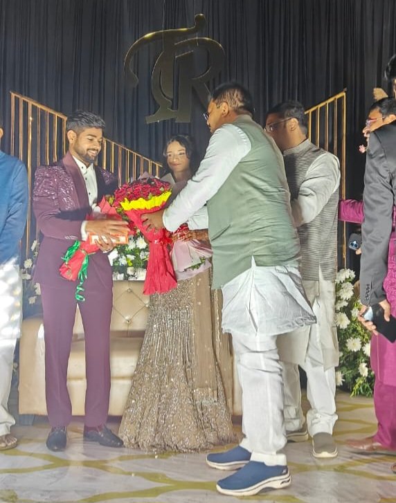 JDUUmeshSingh's tweet image. पटना–बख्तियारपुर NH स्थित छपाक रिजॉर्ट में जलालपुर सिटी के श्री कमलेश कुमार सिंह जी के पुत्र के सगाई समारोह में सम्मिलित होकर भावी वर–वधू को उज्ज्वल एवं मंगलमय भविष्य की हार्दिक शुभकामनाएँ प्रेषित कीं।