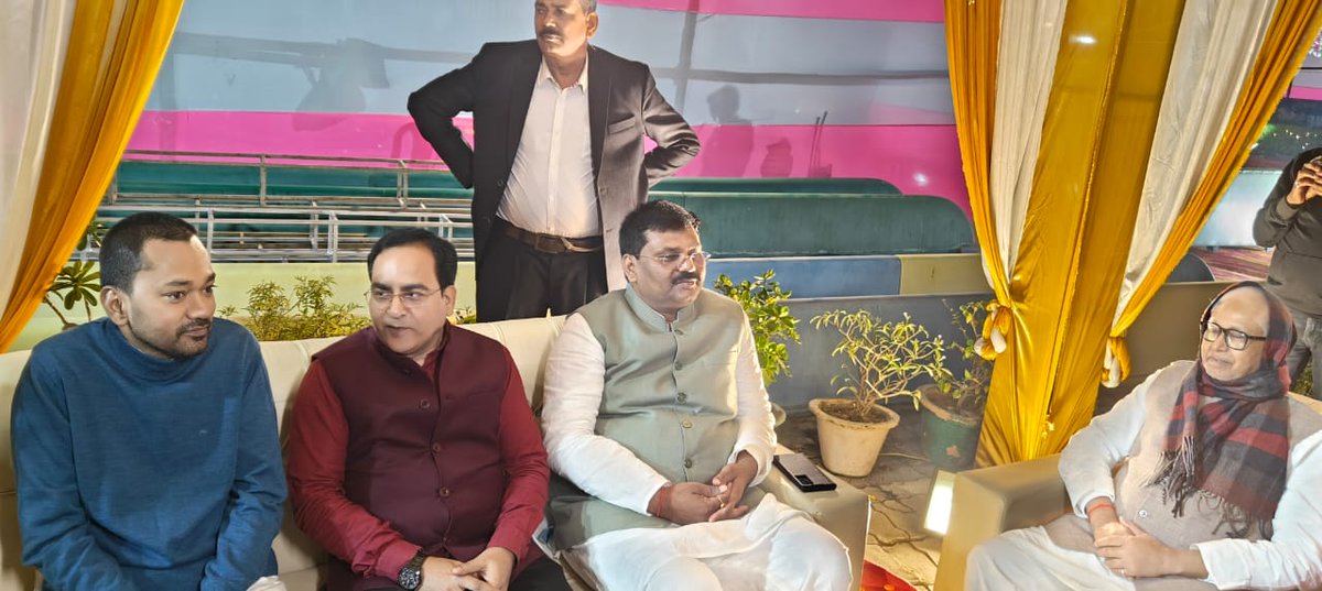 JDUUmeshSingh's tweet image. पटना–बख्तियारपुर NH स्थित छपाक रिजॉर्ट में जलालपुर सिटी के श्री कमलेश कुमार सिंह जी के पुत्र के सगाई समारोह में सम्मिलित होकर भावी वर–वधू को उज्ज्वल एवं मंगलमय भविष्य की हार्दिक शुभकामनाएँ प्रेषित कीं।