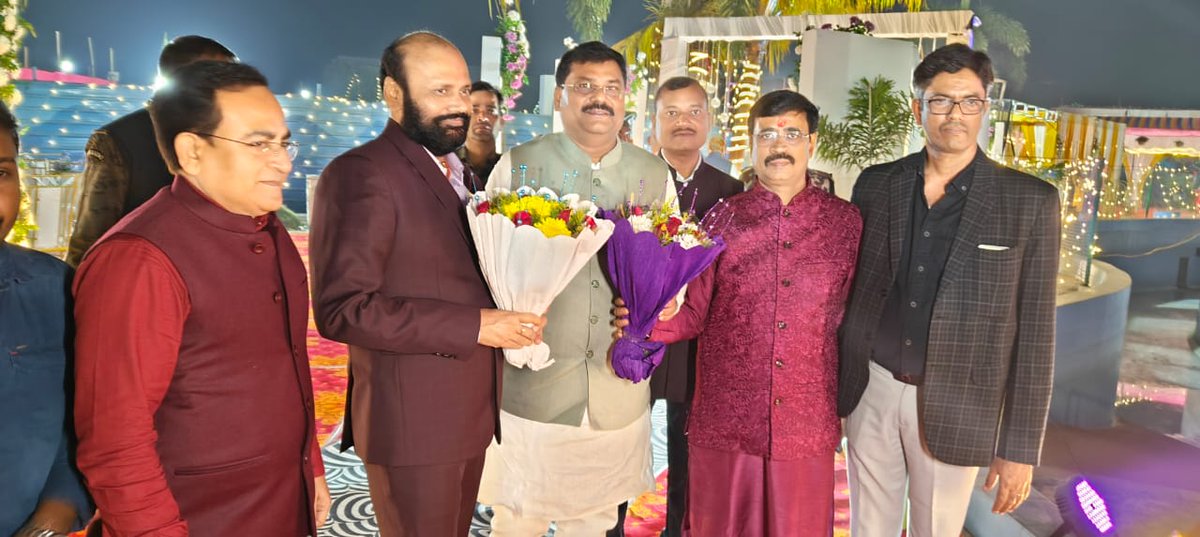 JDUUmeshSingh's tweet image. पटना–बख्तियारपुर NH स्थित छपाक रिजॉर्ट में जलालपुर सिटी के श्री कमलेश कुमार सिंह जी के पुत्र के सगाई समारोह में सम्मिलित होकर भावी वर–वधू को उज्ज्वल एवं मंगलमय भविष्य की हार्दिक शुभकामनाएँ प्रेषित कीं।