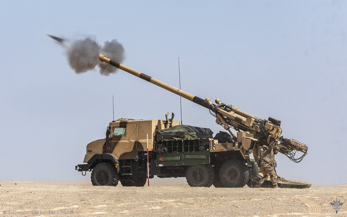 armeedeTerre's tweet image. #Gulf25 Manœuvre interalliés 🇫🇷🇦🇪, interarmées 🪖✈️🚢 et interarmes ⚔️ pour plus de 2 000 soldats déployés pendant près de 3 semaines dans le désert émirati.

En 1re ligne, les Leclerc, Caesar et VBCI du @5cuirassiers font parler la foudre 💥

defense.gouv.fr/operations/act…