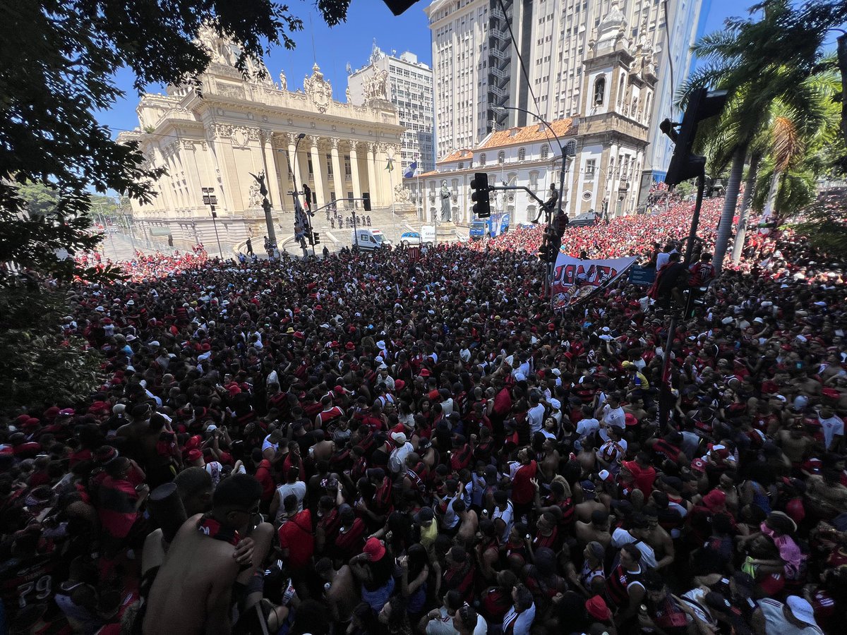 juninhoastro7's tweet photo. Somos Tetra Campeão Da Libertadores!!🏆🏆🏆🏆🔴⚫️🥳 https://t.co/e0XQa2nAIQ