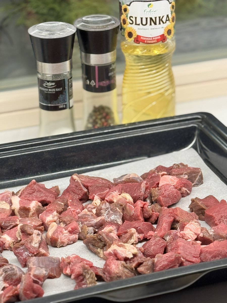 vopicisko's tweet photo. Co tak v pondělí na večer? Co třeba kančí guláš? 🐗
Ale prosim, řeklo kouzelné sluchátko.
Chcete postup, vopičáci?
#kanec #gulas #pondeli https://t.co/yhsFoxK41B