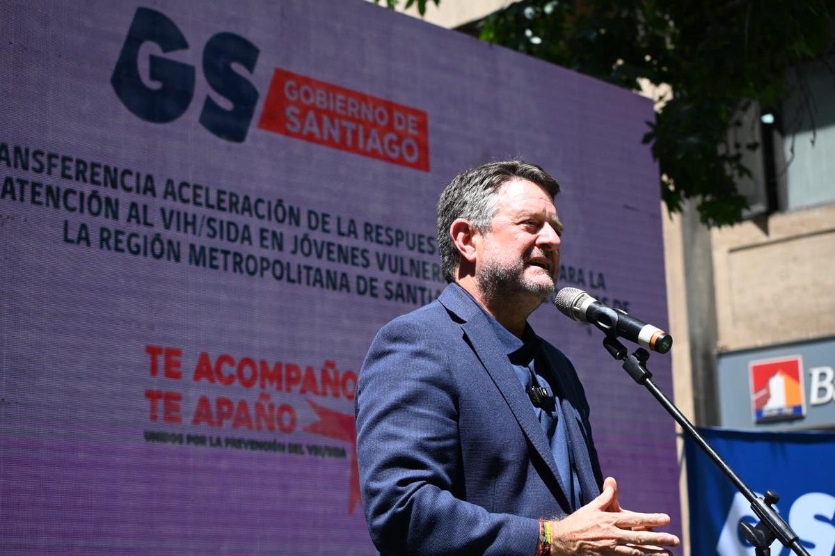Orrego's tweet image. En tiempos de soledad y retrocesos en la conversación pública, cuidar la vida y construir comunidad es más urgente que nunca. En el marco del Día de la Lucha Contra el VIH, cerramos el programa “Te Acompaño, Te Apaño”, un programa que llegó a más de 75 mil jóvenes en la RM…