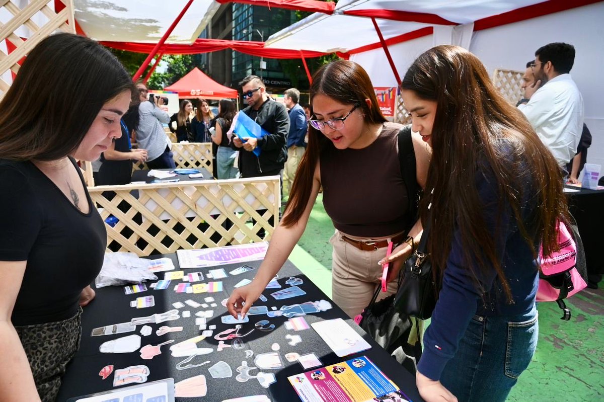 Orrego's tweet image. En tiempos de soledad y retrocesos en la conversación pública, cuidar la vida y construir comunidad es más urgente que nunca. En el marco del Día de la Lucha Contra el VIH, cerramos el programa “Te Acompaño, Te Apaño”, un programa que llegó a más de 75 mil jóvenes en la RM…