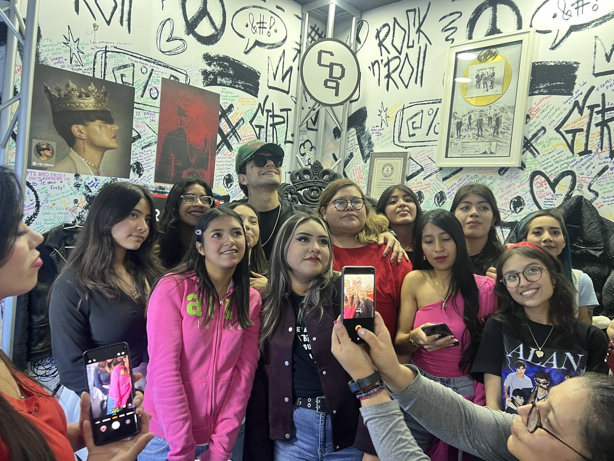 OIGAAAAAAN AYER QUE FREDDY FUE A LA CASA CD9 DE SORPRESA TOMARON UNAS FOTOS GRUPALES CON MI CELULAR Y YA NO SE LAS PUDE PASAR A TODAS LAS NIÑAS AQUÍ LAS PONGO PARA QUE SI ALGUNA SE ENCUENTRA AQUÍ LAS TENGA