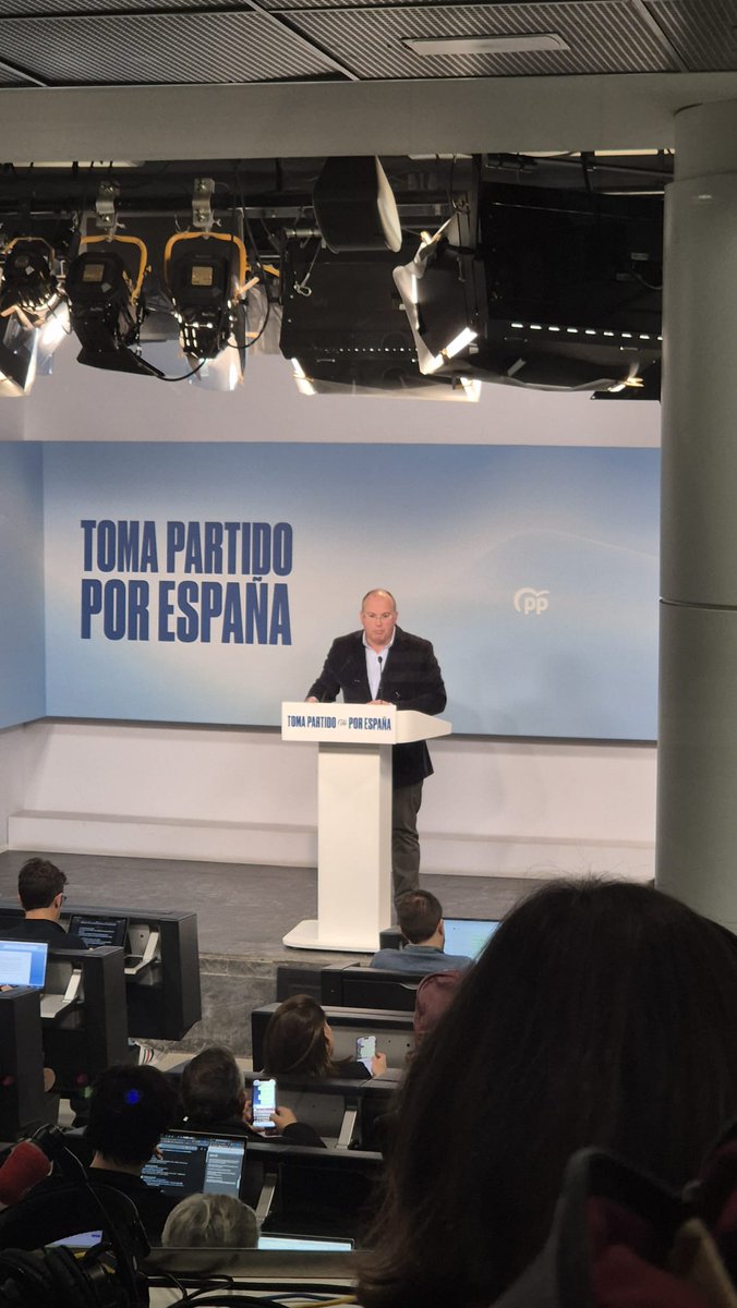 Nuestros alumnos del Máster en Com. Política y Empresarial conocieron de primera mano la gestión de comunicación en el <a href="/ppopular/">Partido Popular</a> y asistieron a la rueda de prensa de Miguel Tellado, Secretario General del Partido.
Muchas gracias Luis de la Matta, DirCom del Partido, por la visita