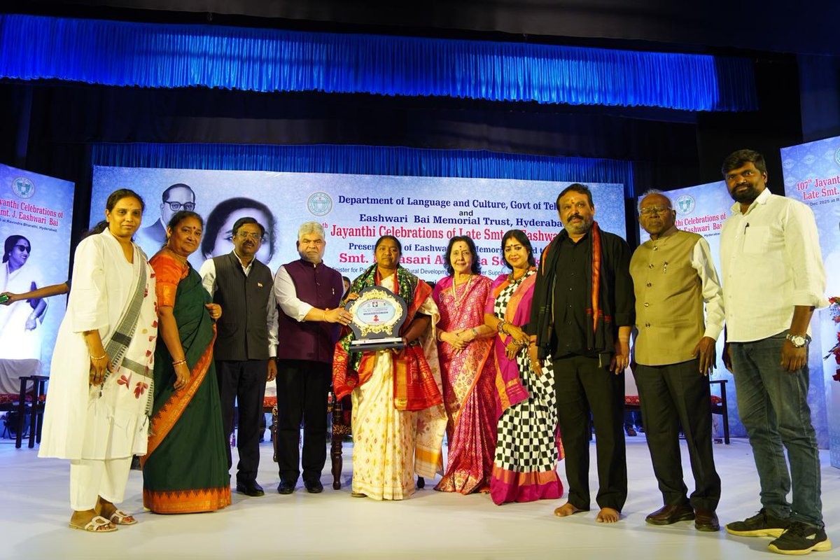 GpkOfficial_'s tweet image. హైదరాబాద్..
భారతీయ రిపబ్లికన్ పార్టీ నాయకురాలు,అంబేద్కరువాది,మాజీ శాసనసభ్యురాలు స్వర్గీయ జెట్టి ఈశ్వరీబాయి గారి 107వ జయంతి సందర్భంగా రవీంద్రభారతిలో జరిగిన కార్యక్రమంలో ముఖ్య అతిధిగా పాల్గొన్న తెలంగాణ రాష్ట్ర శాసనసభాపతి శ్రీ గడ్డం ప్రసాద్ కుమార్ గారు.
#adminpost