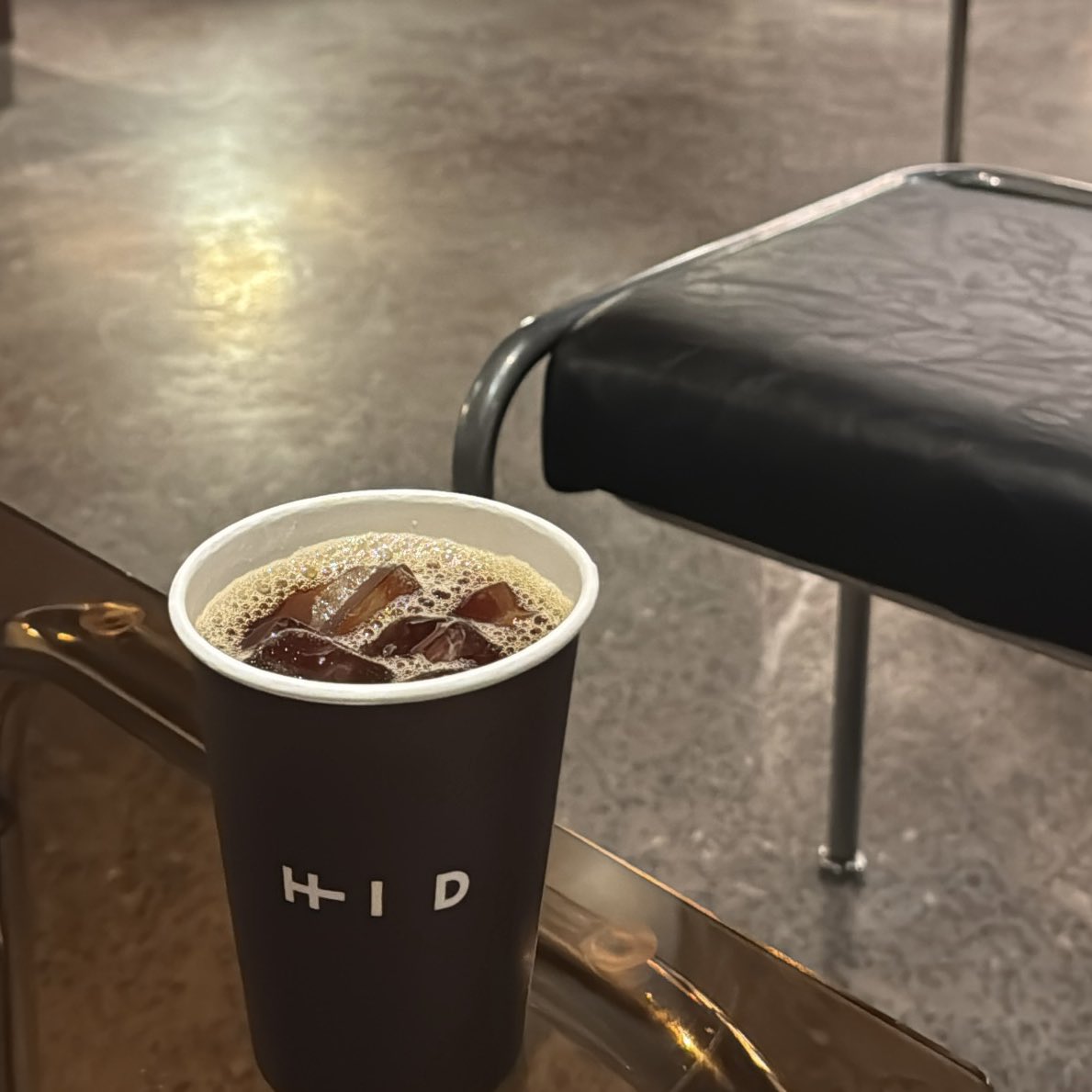 يبدو لي إن العمر قلت مشاهيه 
شان الزمان وبان طوله وقصره

مدري كبرنا من بعد رحلة التيه 
ولا الشقى ما عاد نقدر نحصره 

خل اللي فيه من التعب ما يكفيه
اللي يعيش بعصر ماهوب عصره

إن ما نصرنا اللي ماخاب الرجا فيه 
ما في يدين الناس للناس نصره

كل معاناته .. عن الناس تغنيه 
لا تتبع