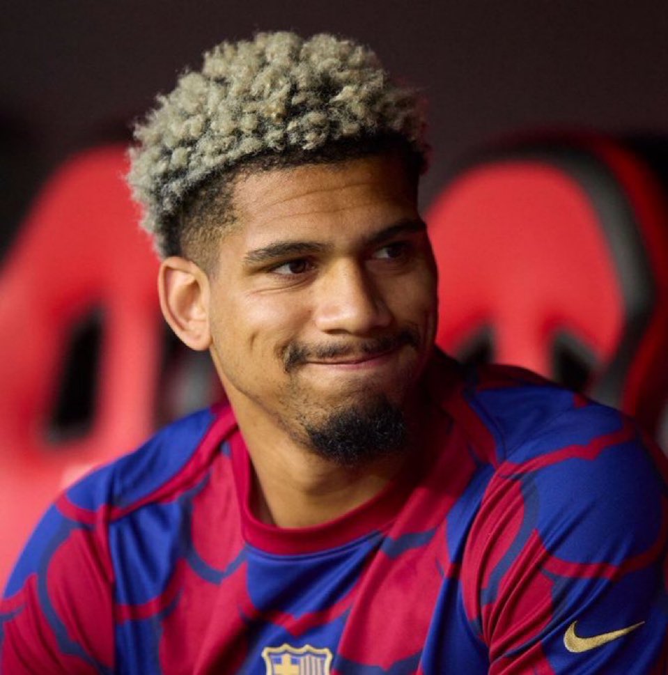 DaimaoFCB's tweet image. - Humiliation vs PSG
- Sabote le match contre l’Inter
- Humiliation vs Chelsea
- N’assume jamais ses erreurs
- Arret de travail pcq il est faible
- Chantage en plein mercato hivernal (24/25)

Araujo a tellement manqué d’respect au Barca cest du jamais vu

DEGAGE DU CLUB