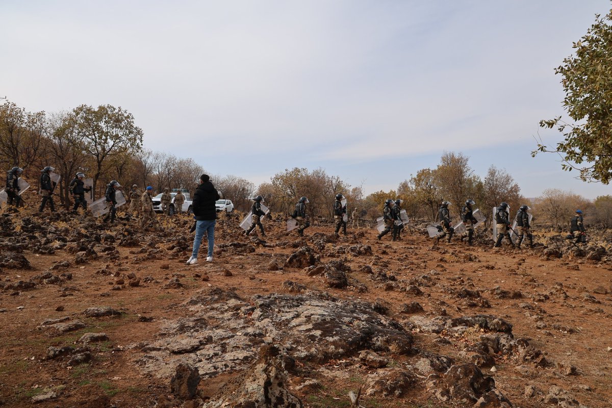 Çömçeli köyünde, maden şirketinin başlattığı çalışmalara köy halkının tepki göstermesi üzerine  jandarmalar tarafından köy halkına müdahale edilmiştir.

Yaşadıkları bölgede maden ocağı açılmasını istemeyen halka yönelik #Abluka derhal kaldırılsın!

Özgürlük İçin Hukukçular