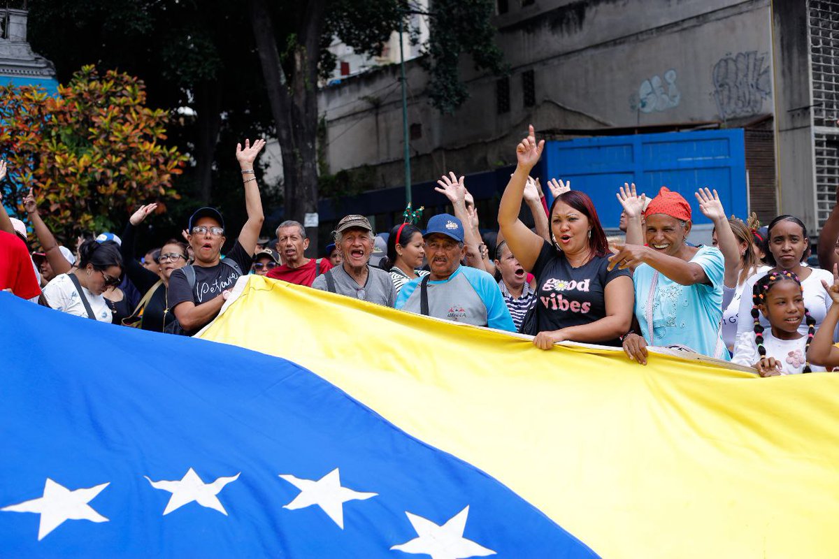 <a href="/HugoChavezCmdo/">Comando Hugo Chávez</a> <a href="/dcabellor/">Diosdado Cabello R</a> <a href="/ConElMazoDando/">Con el Mazo Dando</a> La Revolución se mantiene movilizada, organizada y unida. Nada detiene a un pueblo consciente. 🇻🇪✊🏻
#NavidadConMaduro  #CHCh