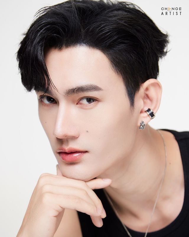 BoysLoveHubENG's tweet image. Pavel commented on the stereotypes of associating height with character roles in BL, as if being shorter automatically meant “cute/bottom” and being taller meant “masculine/top”.

“A lot of people think shorter male characters need to be ‘cute,’ but that’s not true.

Being short…