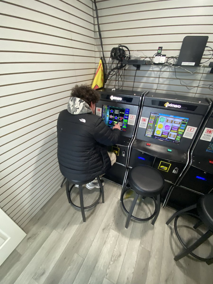 sigmassippi's tweet photo. Slot machines at 3 pm on a Monday??? Sign this nigga up https://t.co/e3LipLEqlj