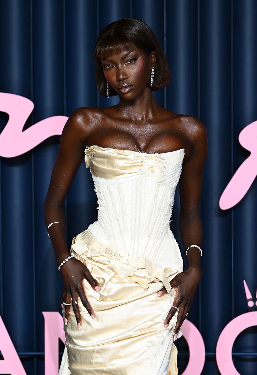 itgirlbackup's tweet image. Model of the year Anok Yai attending the #FashionAwards2025