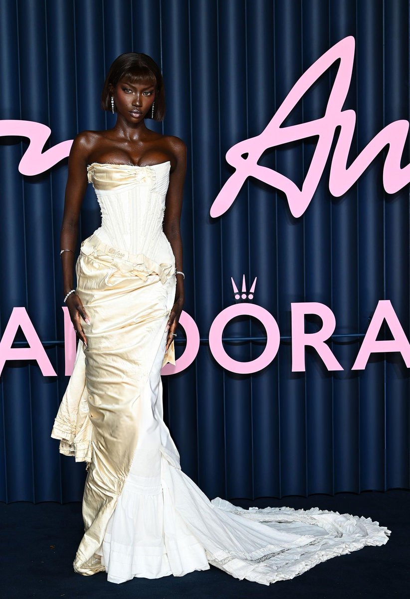 itgirlbackup's tweet image. Model of the year Anok Yai attending the #FashionAwards2025