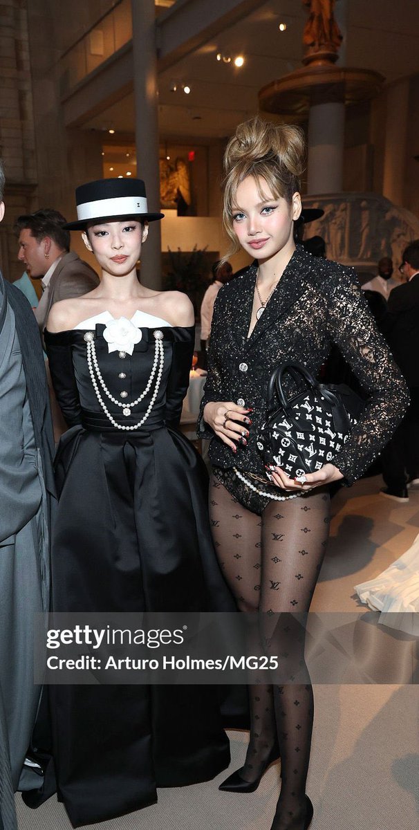 L0327ML's tweet image. I want to know how you take photos to make your legs look long, besides Photoshop, because your legs are very short.