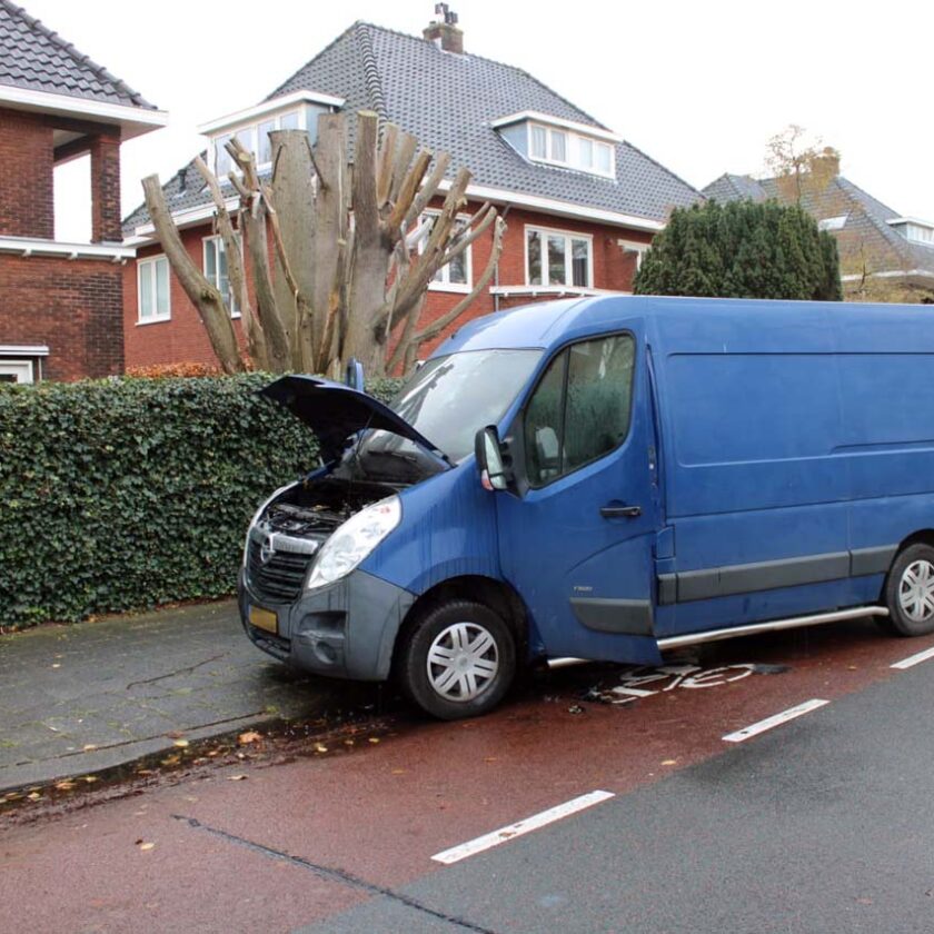 Bestelbus vat vlam tijdens het rijden