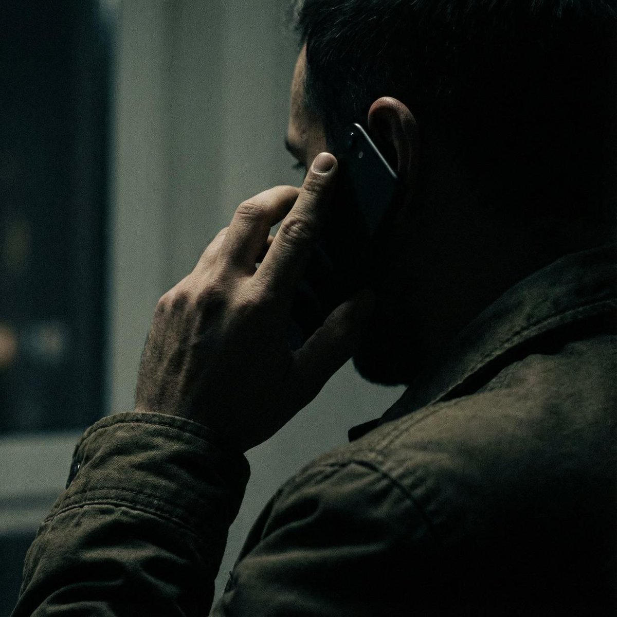 Türkiye'de telefon dolandırıcıları, bilinmeyen numaradan arayıp sessiz kalarak "silent vhishing" yöntemini kullanmaya başladı.

— Önce numara aranıyor, telefonun karşısındaki kişi "Alo, efendim?" sesini duymayı bekliyor.

— Alo sesi duyulduğu anda telefonu açan kişinin gerçek bir