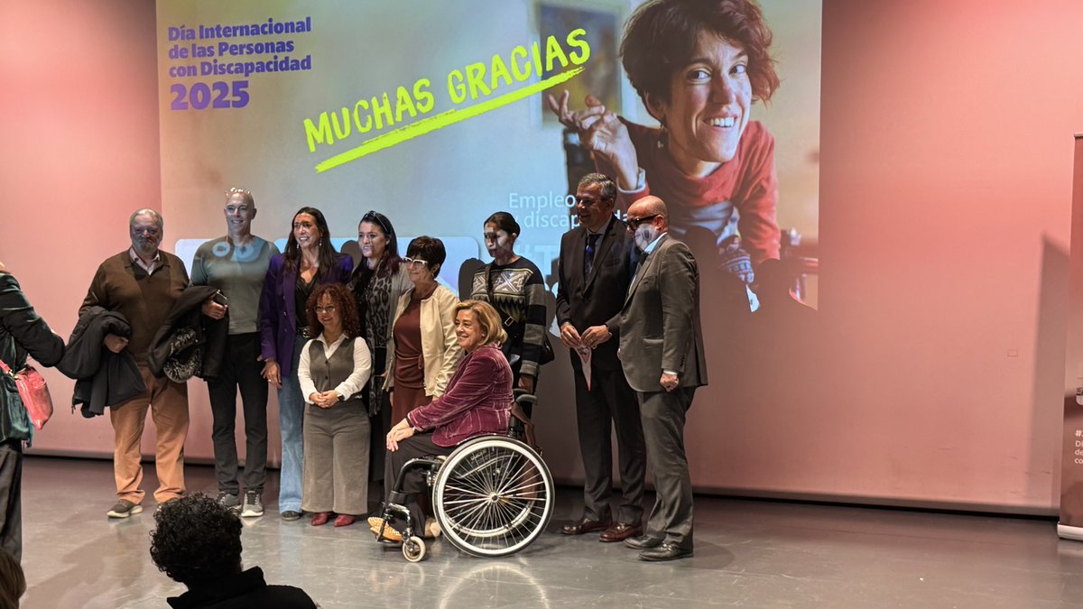 La Fundación Andaluza de Accesibilidad y Personas Sordas (FACC) asistió hoy al acto inaugural del Día Internacional de las Personas con Discapacidad en CaixaForum Sevilla.

Representación institucional con Alfredo Gómez, director, y Joaquín Solís, miembro de FACC.

Además,