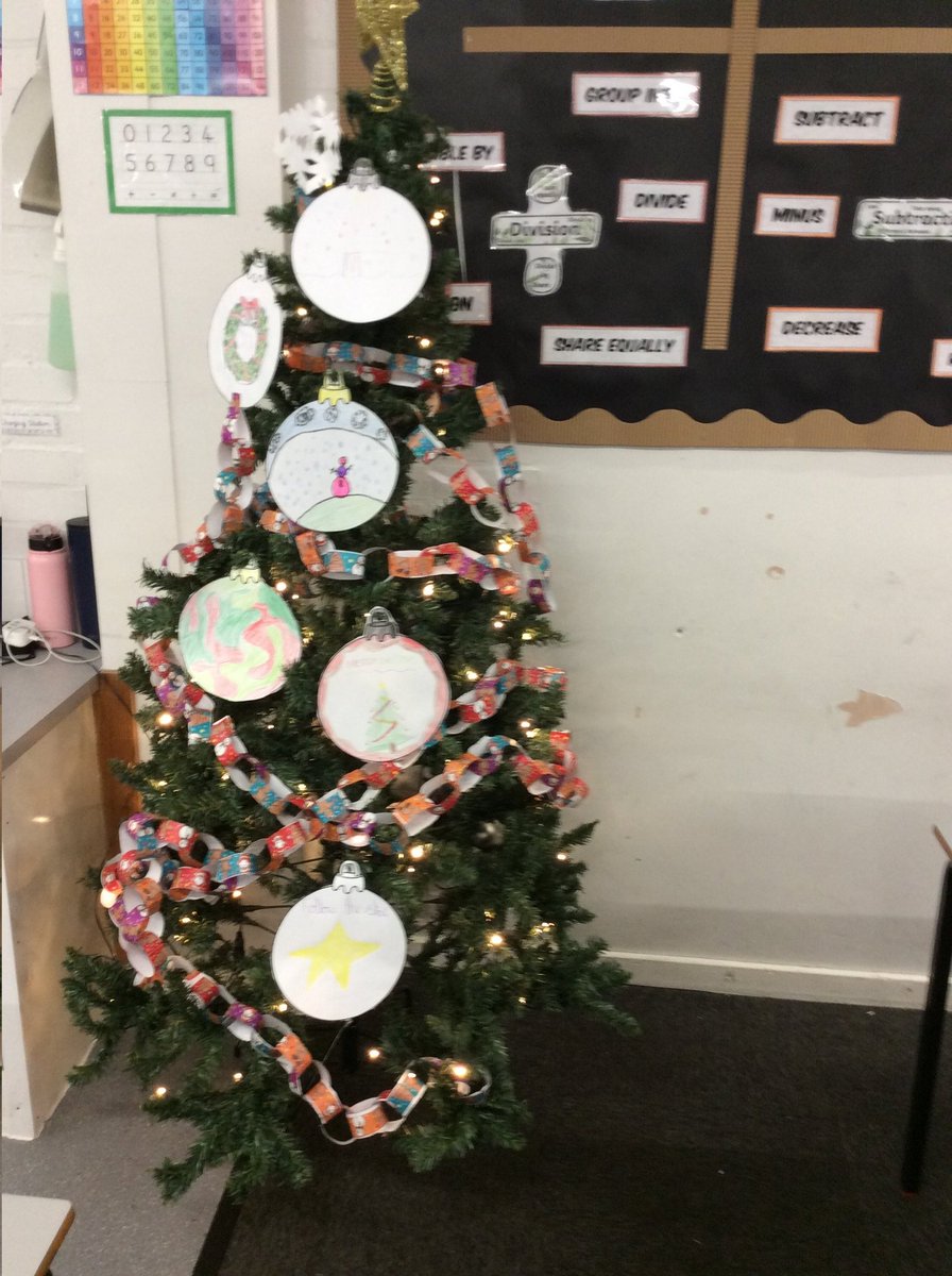 Grimoldby_Y4's tweet photo. Christmas pending. 

Year 4 had the afternoon to work together to decorate the tree. They worked in #unity to create a paper chain that worked all the way around the tree and created some giant baubles for the classroom. More decorations coming! 

#unity #creativity #happiness https://t.co/mAki48SfRL