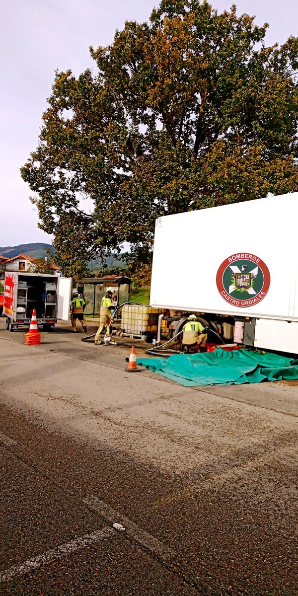 Aviso de Policía Local por accidente de #tráfico, camión con rotura del depósito de combustible. Movilizado #bomberos que controlan derrame en depósito de 400 litros gasoil. Conductor herido leve