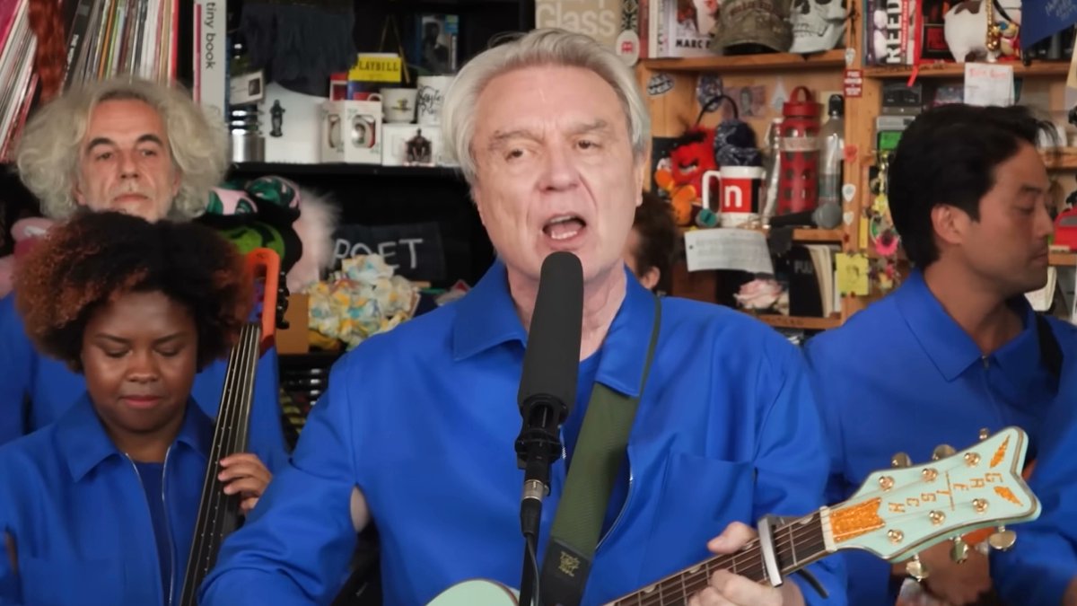 consequence's tweet image. David Byrne and his band squeezed behind NPR’s Tiny Desk for a delightful four-song performance  → cons.lv/pMKbwG