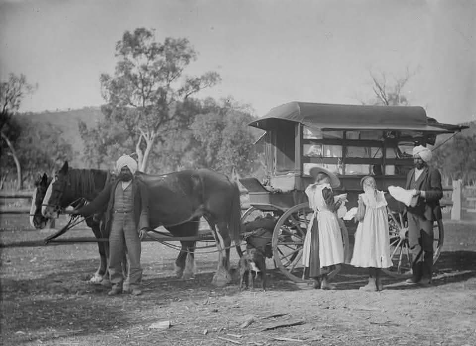 iamgurparvesh66's tweet photo. Punjabi sikh hawker, Pollah Singh (Bhola Singh) with his customers in the Upper Murray area, Victoria, Australia time period c.1905

Courtesy State Library Victoria
Photo Colorised with : Google Gemini Ai
#Punjabi #Australia #Sikh #Victoria https://t.co/pFDBccdBlC