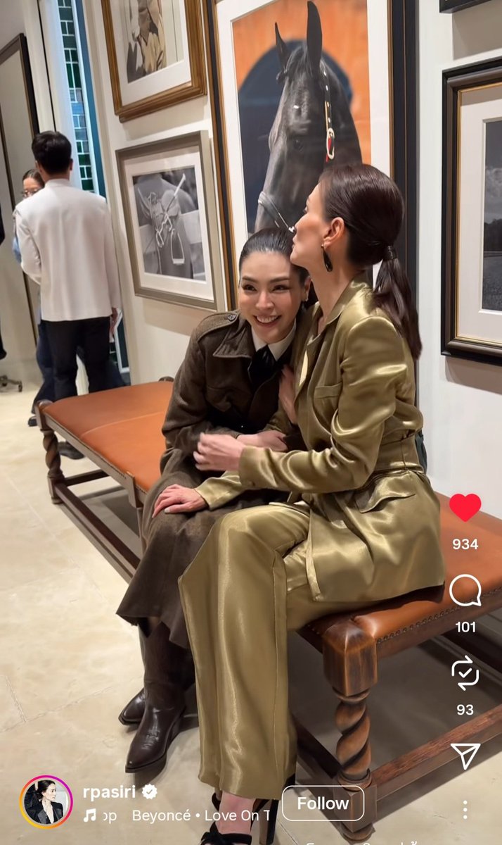 queen_fsm's tweet image. i&apos;ve never seen the side of Faye soo clingy like this, very sweet. Check actress Apasiri IG. 

i want her clingy with me too lol 😅😂😭😭😘😘😁😍😍🌹

instagram.com/reel/DRubtiOib…