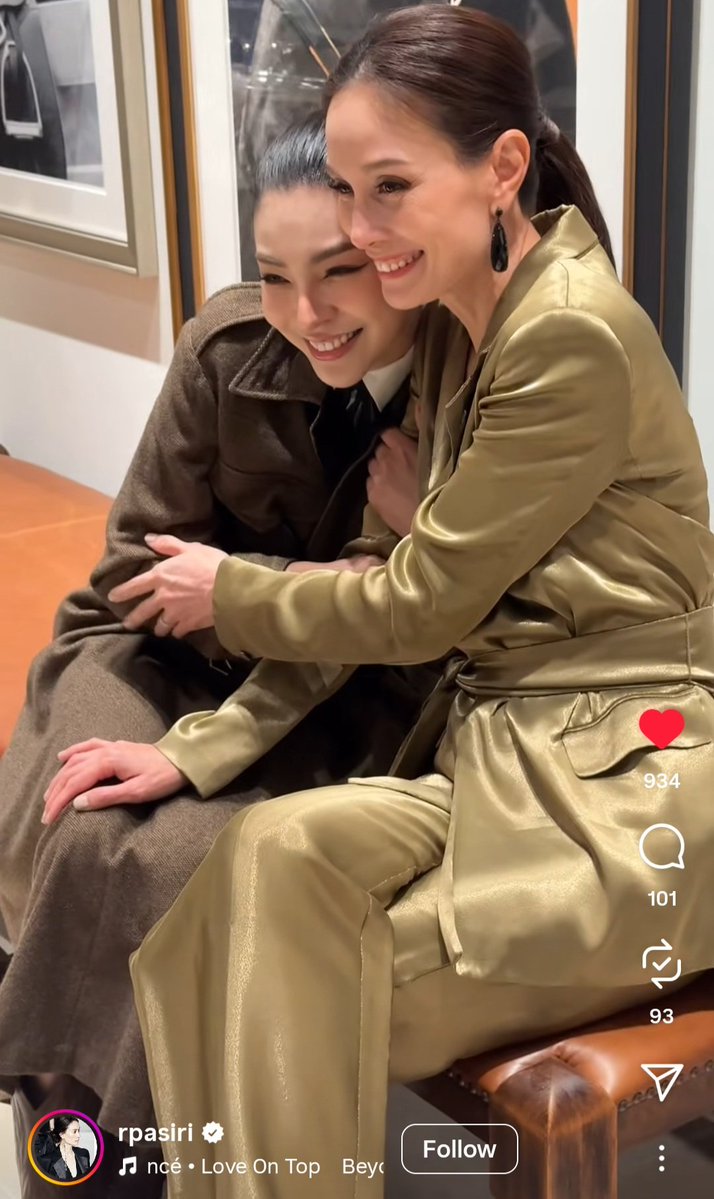 queen_fsm's tweet image. i&apos;ve never seen the side of Faye soo clingy like this, very sweet. Check actress Apasiri IG. 

i want her clingy with me too lol 😅😂😭😭😘😘😁😍😍🌹

instagram.com/reel/DRubtiOib…
