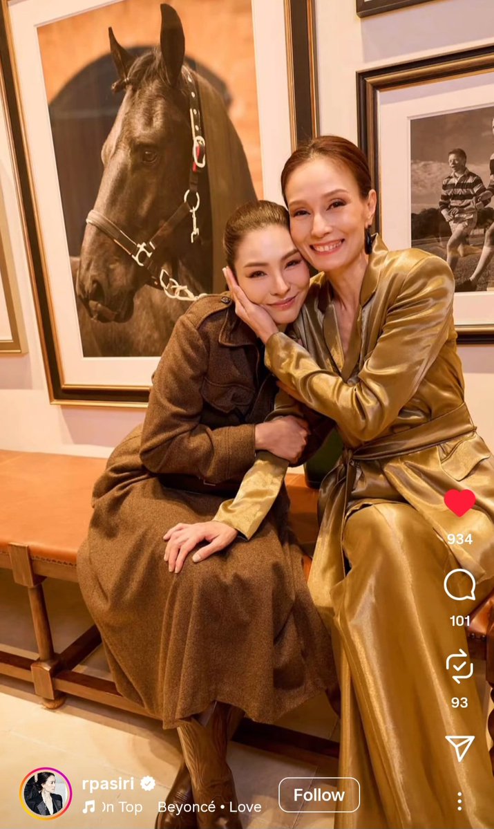 queen_fsm's tweet image. i&apos;ve never seen the side of Faye soo clingy like this, very sweet. Check actress Apasiri IG. 

i want her clingy with me too lol 😅😂😭😭😘😘😁😍😍🌹

instagram.com/reel/DRubtiOib…