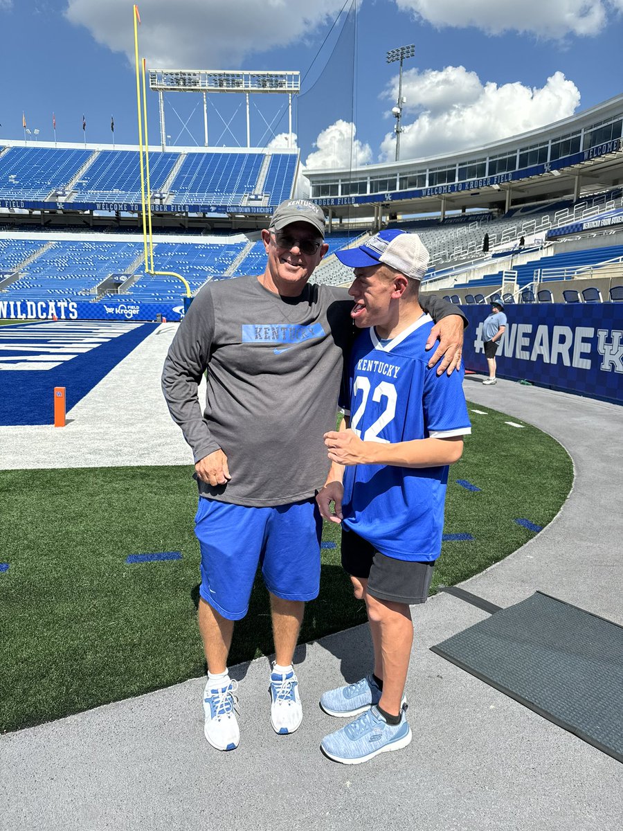 BoltonKacey's tweet photo. We are true blue fans. A big thank you to Coach Stoops, Coach Hood and Coach White for all the football memories and the kindness they showed to us and Connor during Connor’s lung cancer journey. 💙@KSRonX @UKAthletics @UKCoachStoops @KySportsRadio @UKFootball https://t.co/ahHqgjYBcr