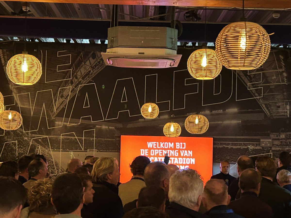 Earnest Stewart opent hier officieel Stadion de Herdgang, in aanloop naar Jong PSV - RKC. Plek voor 2500 man en de thuisbasis voor Jong, de vrouwen en Onder 19. Een stevige maar fraaie upgrade met een kostenplaatje van zo’n 7 miljoen euro.