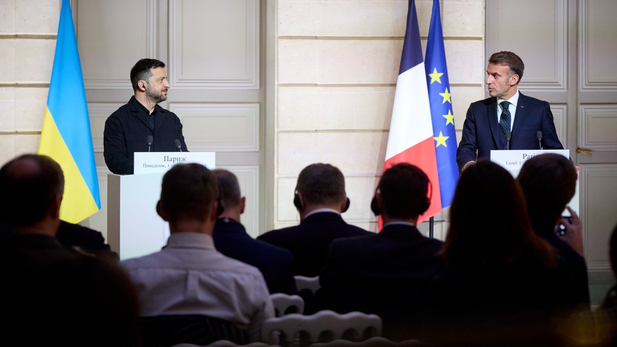 ZelenskyyUa's tweet image. Підтримка Франції має особливе значення для України. І я вдячний Президенту Емманюелю Макрону, його команді за увагу до нашого народу й готовність допомагати. 

Сьогодні наша взаємодія була змістовною та важливою – передусім про кроки, які наближають справедливий мир. Зараз…