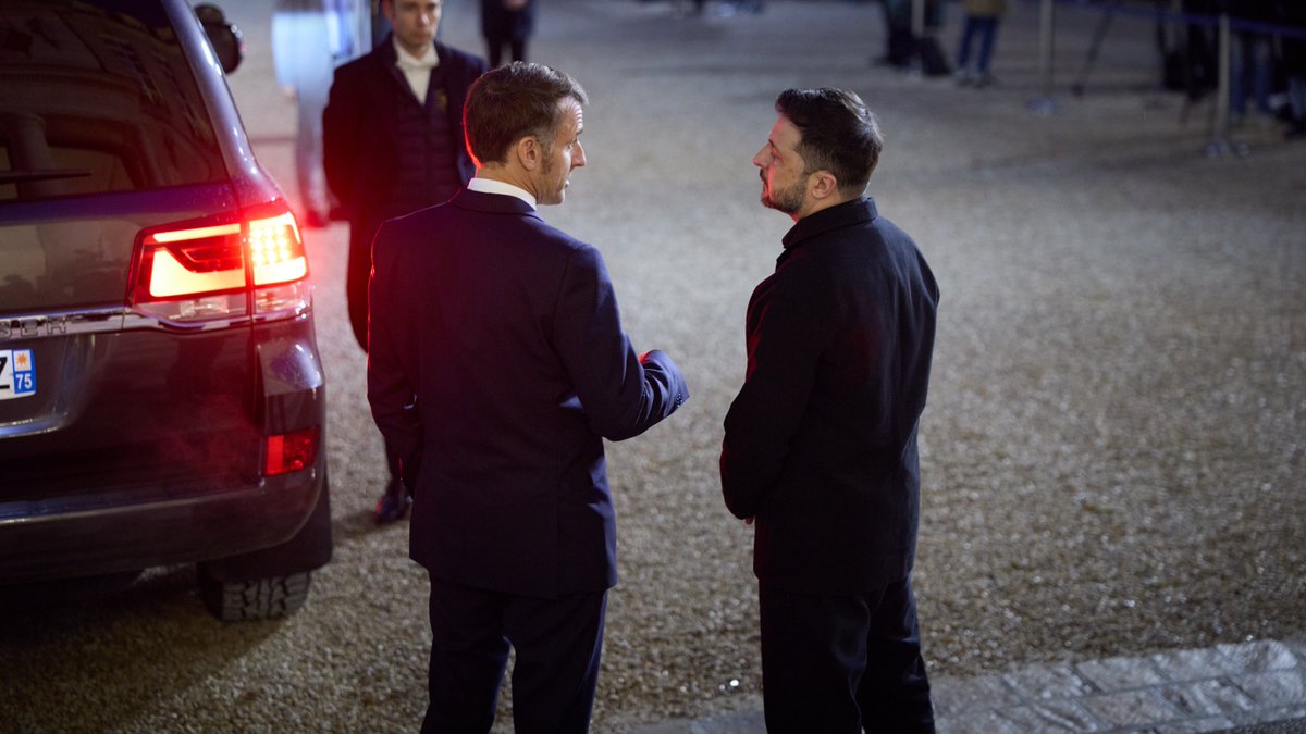 ZelenskyyUa's tweet image. Підтримка Франції має особливе значення для України. І я вдячний Президенту Емманюелю Макрону, його команді за увагу до нашого народу й готовність допомагати. 

Сьогодні наша взаємодія була змістовною та важливою – передусім про кроки, які наближають справедливий мир. Зараз…