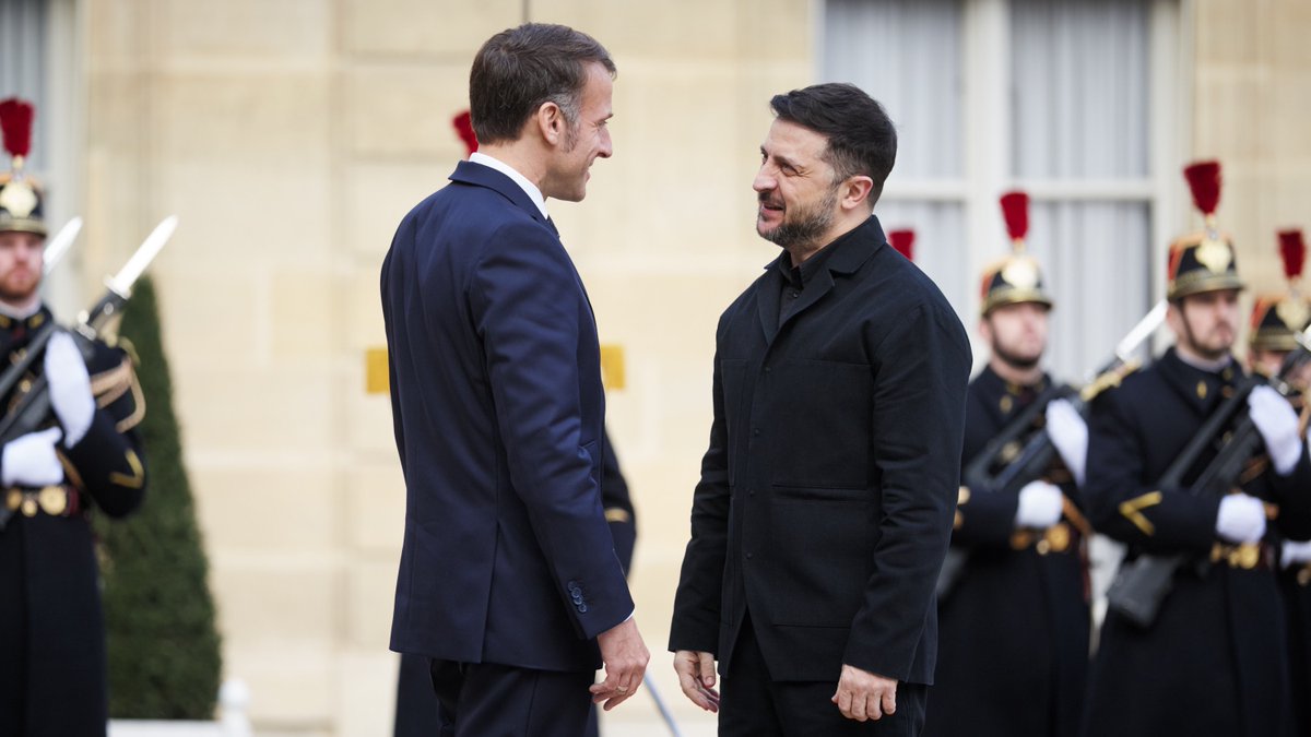 ZelenskyyUa's tweet image. Підтримка Франції має особливе значення для України. І я вдячний Президенту Емманюелю Макрону, його команді за увагу до нашого народу й готовність допомагати. 

Сьогодні наша взаємодія була змістовною та важливою – передусім про кроки, які наближають справедливий мир. Зараз…