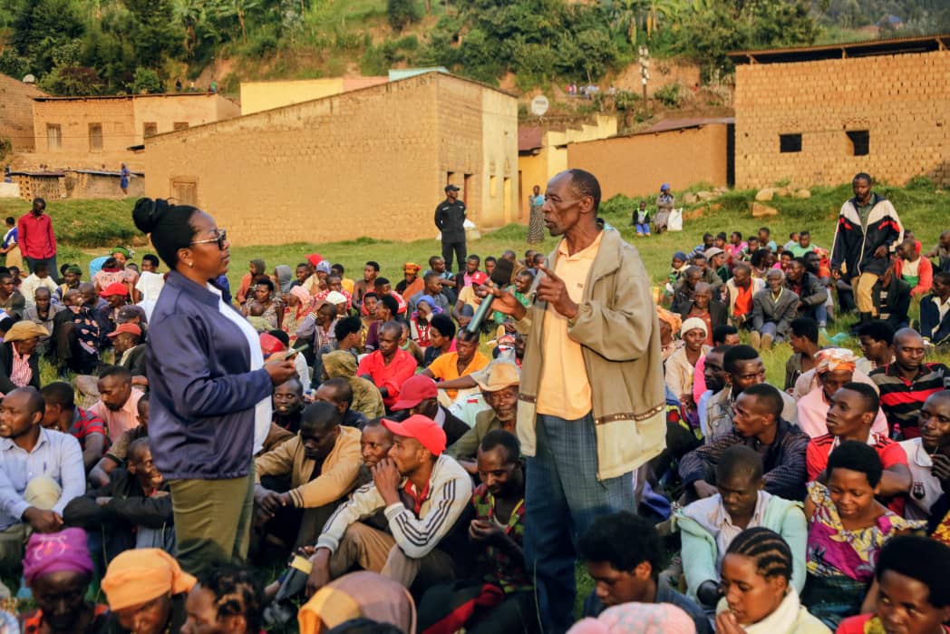 BureraDistrict's tweet image. Ku gicamunsi cy&apos;uyu wa mbere, Umuyobozi w&apos;Akarere,  @MukamanaSoline ,Umuyobozi w&apos;Akarere wungirije ishinzwe imibereho myiza y&apos;abaturage, @MwananguT n&apos;Umuyobozi wa @RIB_Rw mu Karere basuye abaturage b&apos;Akagari ka Rutovu, mu Murenge wa Kinyababa muri gahunda ya DUHARI KU BWANYU.